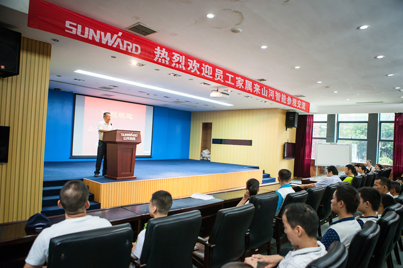 开挖机，坐游艇、飞机 米兰网站_米兰(中国)智能开展员工家属开放日活动
