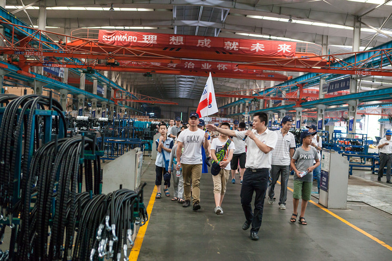 开挖机，坐游艇、飞机 米兰网站_米兰(中国)智能开展员工家属开放日活动
