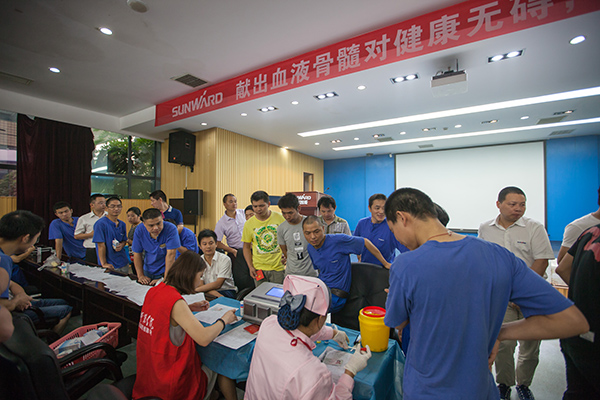 米兰网站_米兰(中国)智能百余员工 冒雨争相献血
