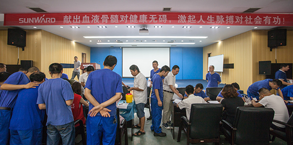 米兰网站_米兰(中国)智能百余员工 冒雨争相献血