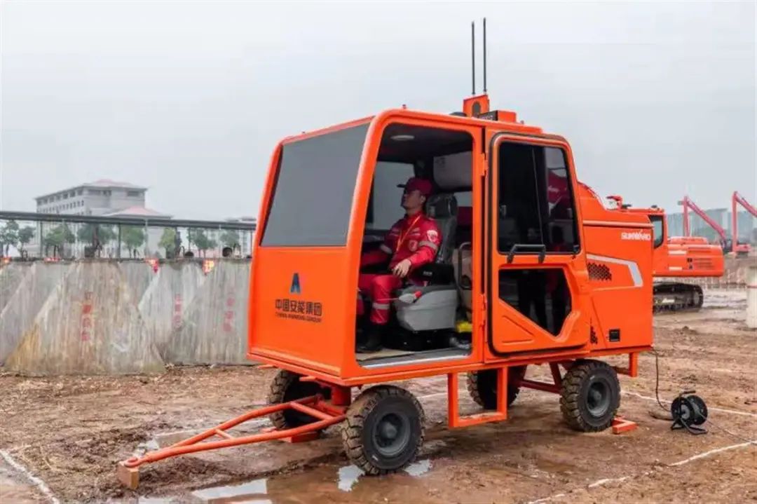 表现亮眼引关注!米兰网站_米兰(中国)智能5G远程遥控挖掘机现身湖北省自然灾害工程应急救援基地