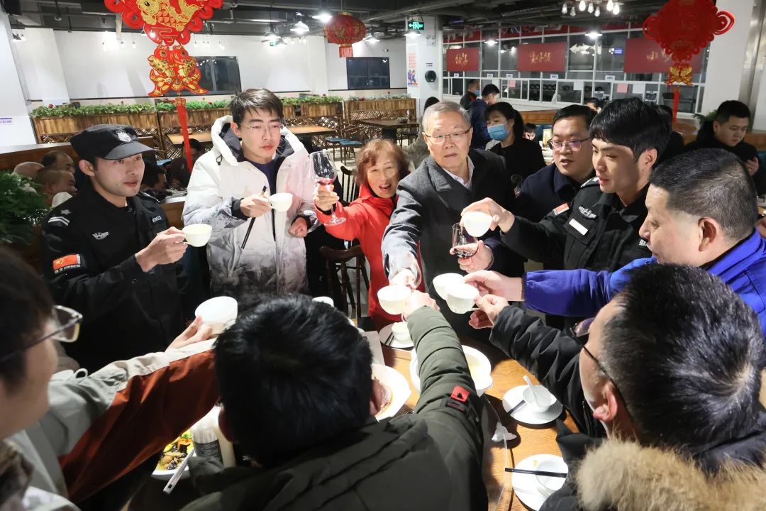 米兰网站_米兰(中国)智能董事长何清华与留厂员工一起过大年！