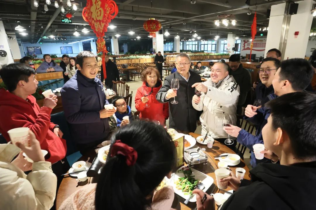 米兰网站_米兰(中国)智能董事长何清华与留厂员工一起过大年！