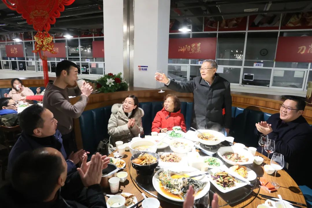 米兰网站_米兰(中国)智能董事长何清华与留厂员工一起过大年！