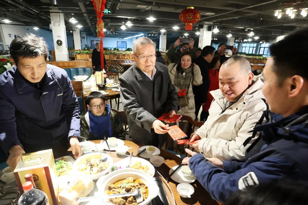 米兰网站_米兰(中国)智能董事长何清华与留厂员工一起过大年！