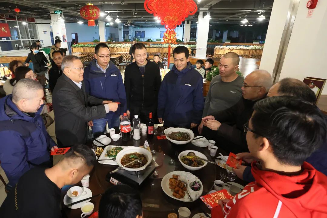 米兰网站_米兰(中国)智能董事长何清华与留厂员工一起过大年！