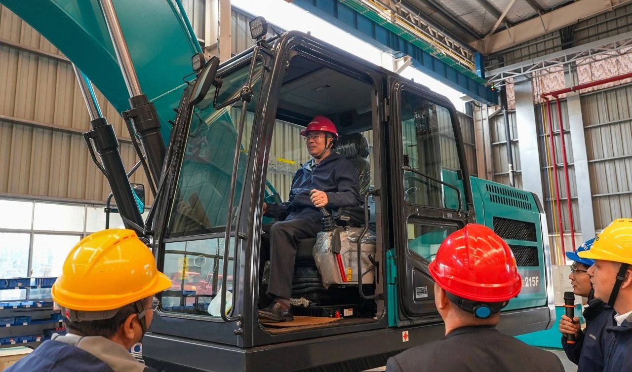 聚焦市场需求，米兰网站_米兰(中国)智能三款精品工程液压挖掘机成功下线