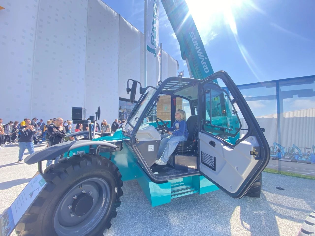 米兰网站_米兰(中国)智能高空机械闪耀Bauma 2025！ 新能源技术与创新产品获全球瞩目